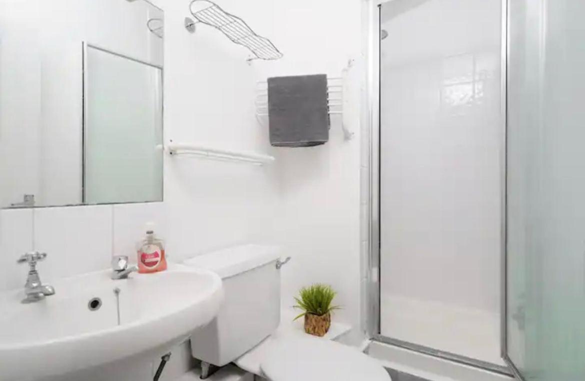 2 Bedroom Flat Sw9 -2min Walk From Brixton Station, Free Off Road Parking Appartamento