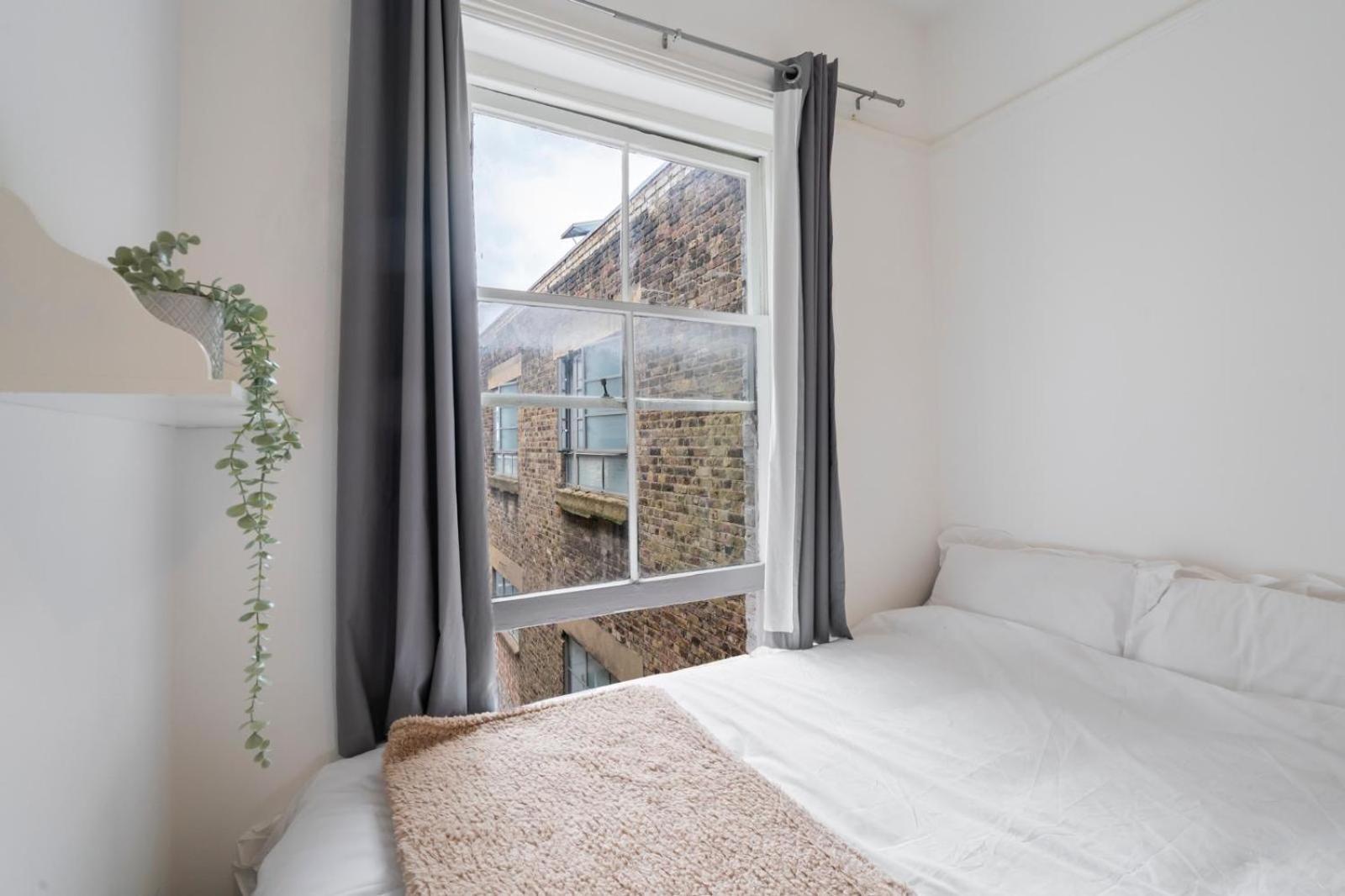 2 Bedroom Flat Sw9 -2min Walk From Brixton Station, Free Off Road Parking * Londra