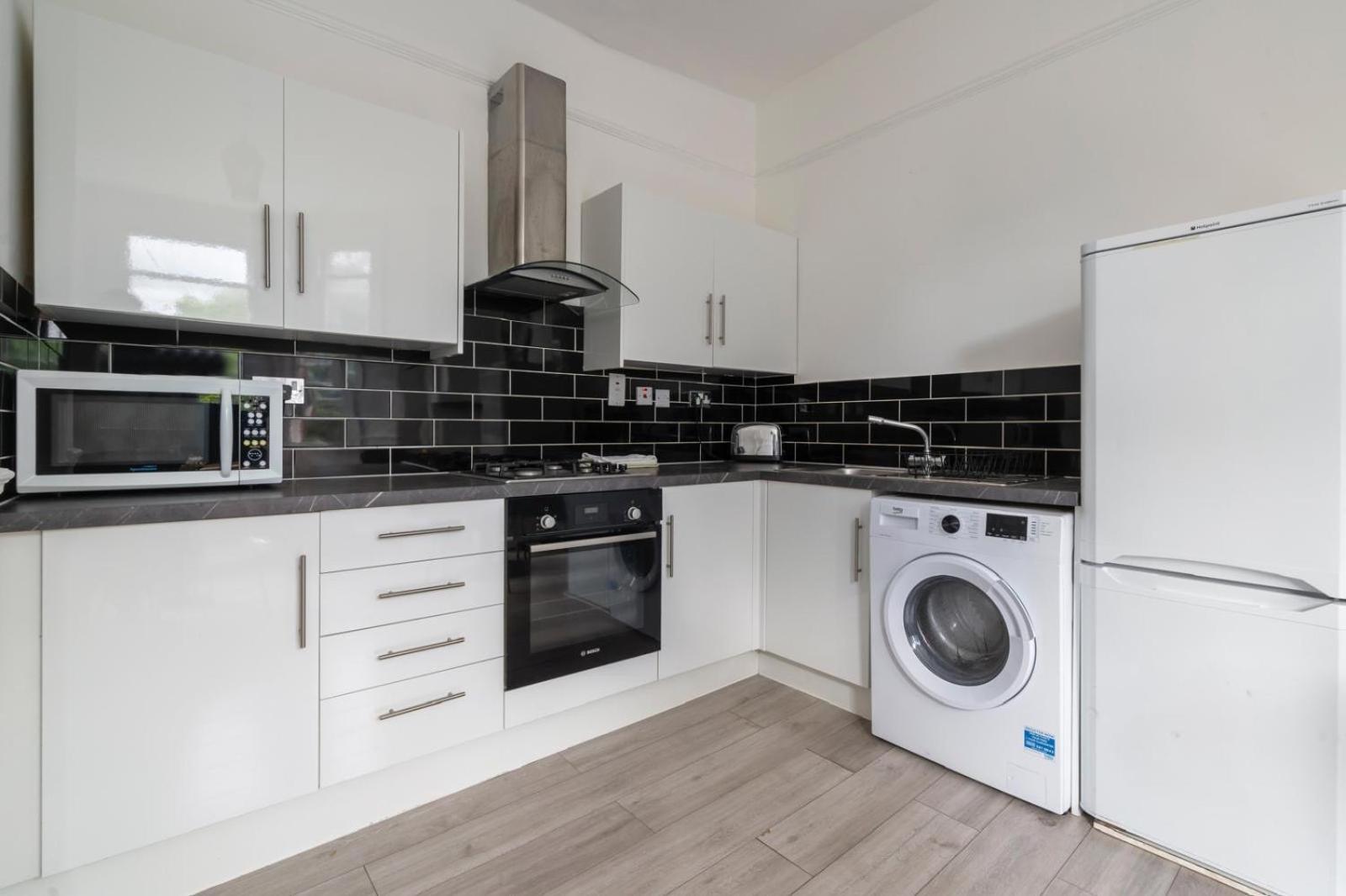 2 Bedroom Flat Sw9 -2min Walk From Brixton Station, Free Off Road Parking Londra