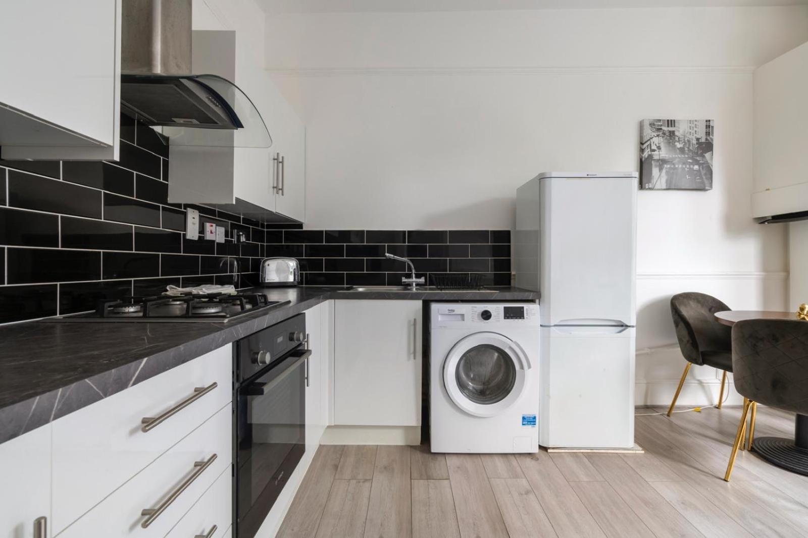 2 Bedroom Flat Sw9 -2min Walk From Brixton Station, Free Off Road Parking Appartamento