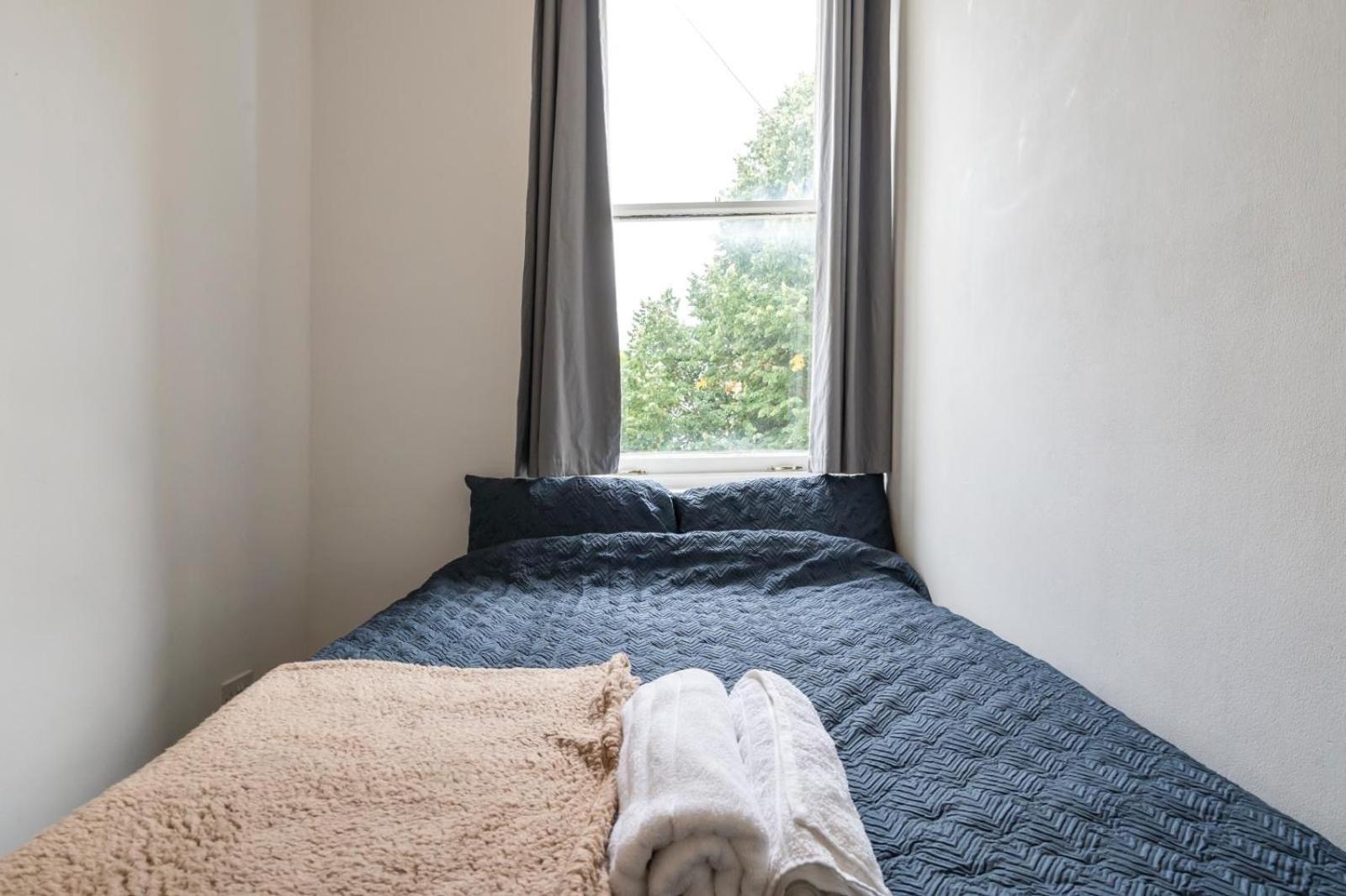 2 Bedroom Flat Sw9 -2min Walk From Brixton Station, Free Off Road Parking * Londra